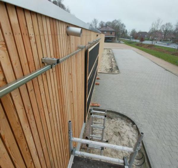 Backsteinfassade mit Fenstern