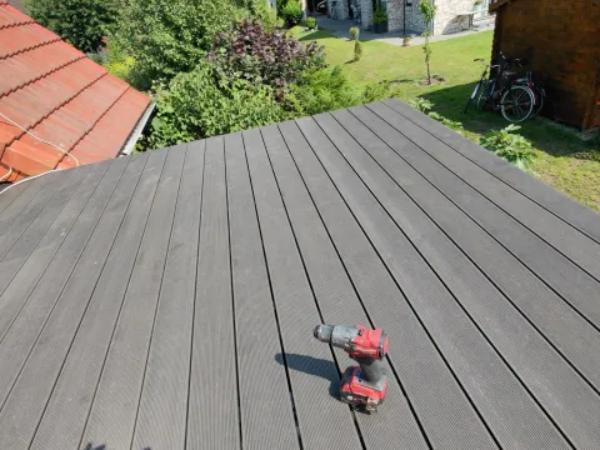 Backsteinfassade mit Fenstern
