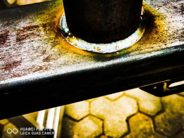Backsteinfassade mit Fenstern