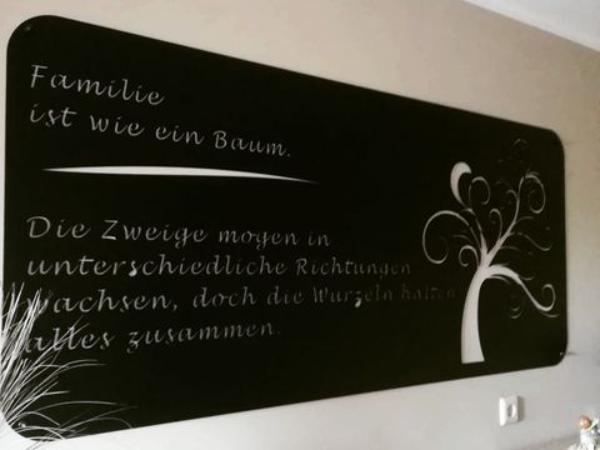 Backsteinfassade mit Fenstern
