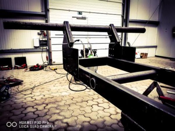 Backsteinfassade mit Fenstern